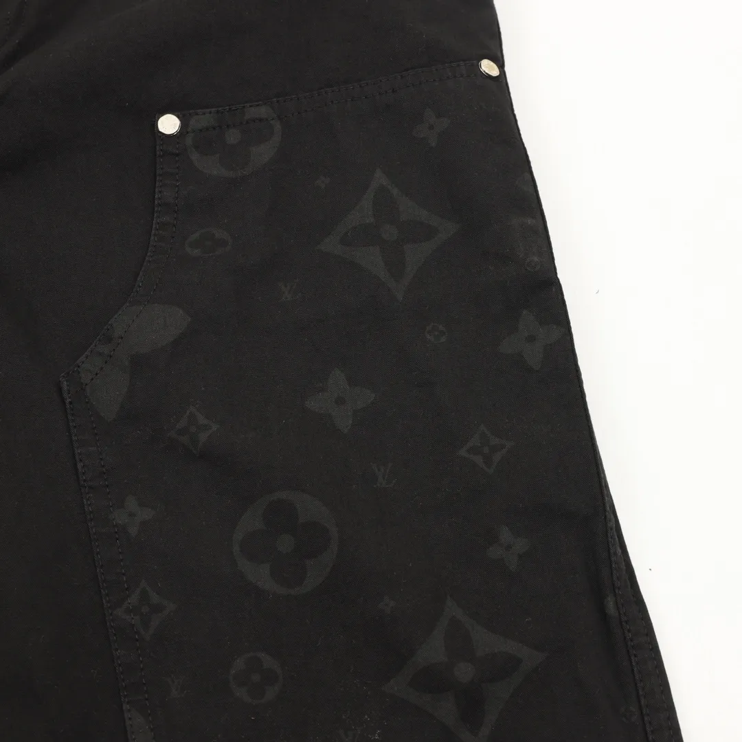 🅿️390 Louis Vuitton/Louis Vuitton workwear presbyopic letter trousers The fabric is made of custom-made canvas fabric, which is silky and super soft compared to the original. The texture and strands of the fabric are clear and obvious, and the drape is first-class. The workmanship is exquisite and meets the foreign trade export standards. There are 4.5 stitches per centimeter. Every seam is pressed with open thread, and the wiring is as neat as a ruler. , Made of woven floral cotton ribbon, the weaving is tight and soft to the touch. The embroidery process uses Behringer embroidery machine, which makes the embroidery color more full and the embroidery more three-dimensional. The pattern has good upper body effect. It is the same style for men and women. It is simple and versatile. When purchasing important items, feel free to compare the quality of any on the market! Size：XS-L